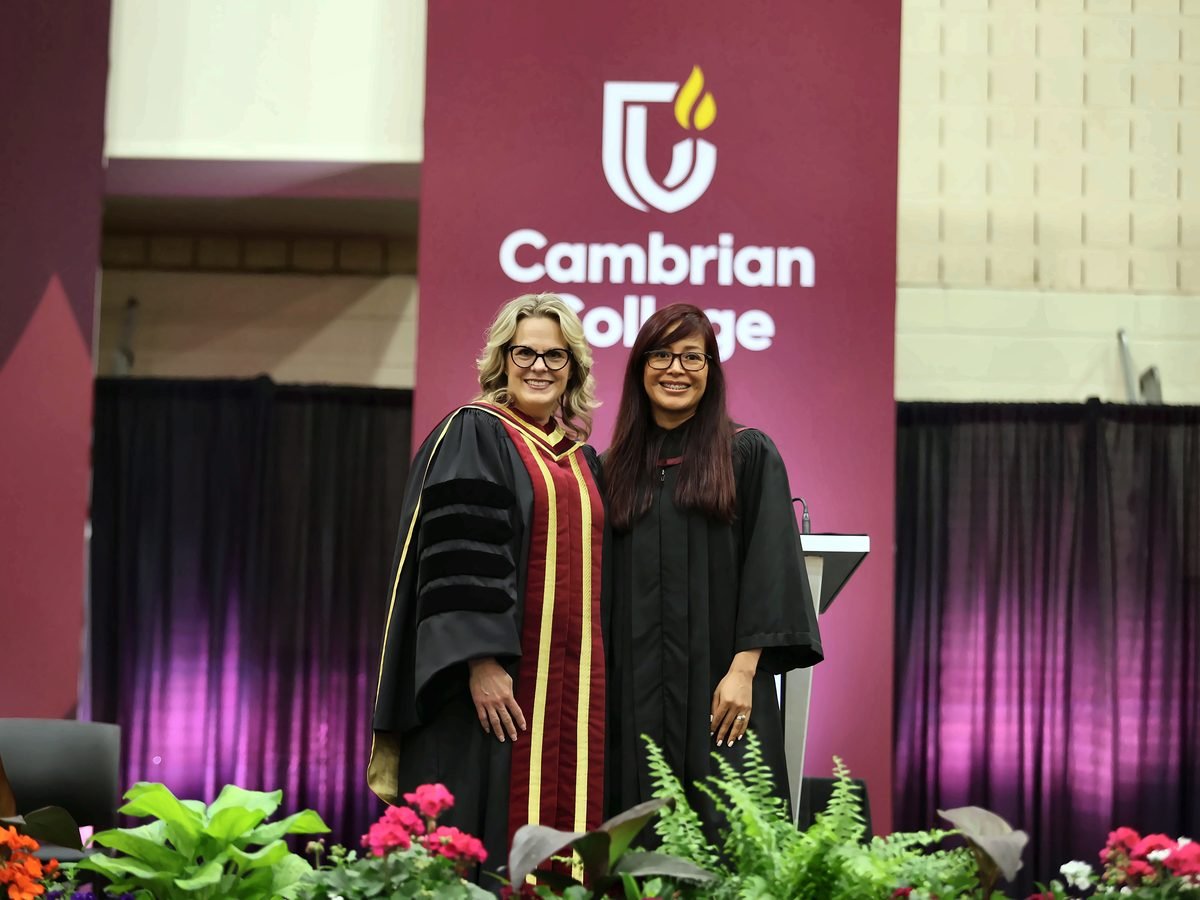 Yuliana Segovia en su graduación del postgrado en Cambrian College, Canadá